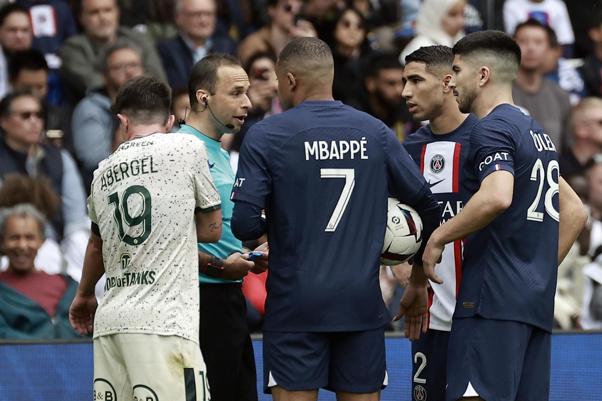 Mbappe is the star of the presentation of PSG's new shirt