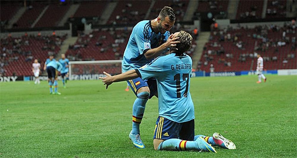 Jesé y Deulofeu celebran un gol con las inferiores de España. AFP
