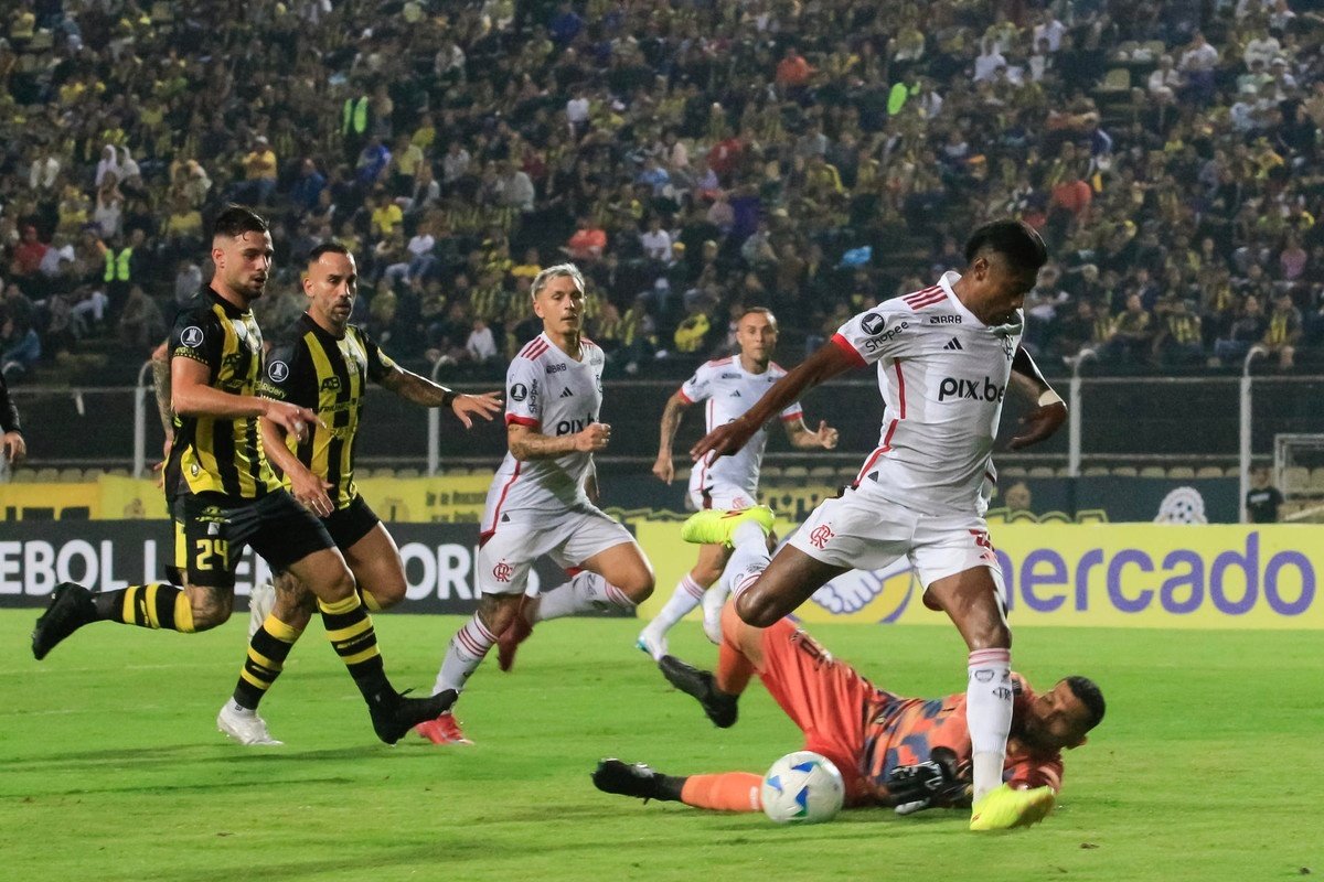 O Flamengo venceu o Deportivo Táchira, por 1 a 0, nesta quinta-feira e assumiu o controle do Grupo C da Copa Libertadores, após o empate sem gols entre o estreante Central Córdoba e Liga de Quito, na Argentina.