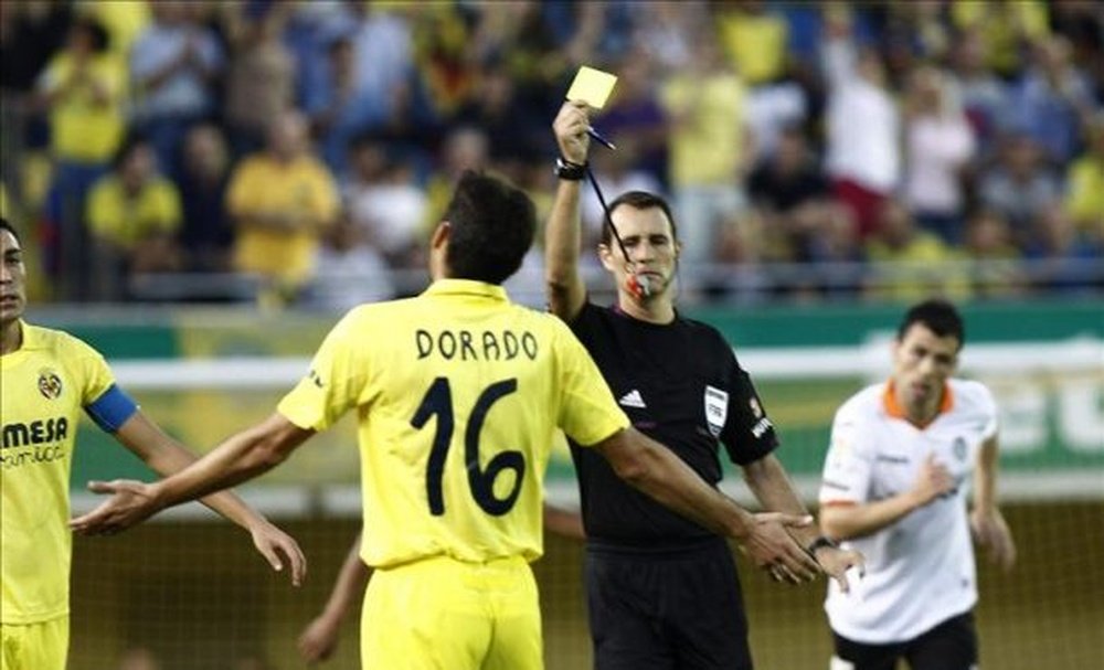 Jesús Dorado recibe una amonestación en su etapa en el Villarreal. LigaBBVA