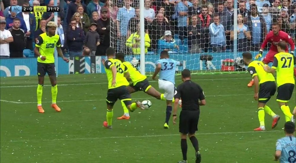 Jesus marca o segundo gol do City contra o Huddersfield. Twitter @SkySportsStatto