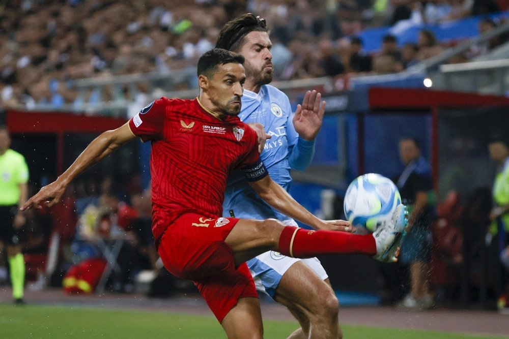 Jesús Navas (L) lucha con Jack Grealish (R) en el Manchester City-Sevilla, Supercopa de Europa 2023. EFE/Juan Carlos Cárdenas