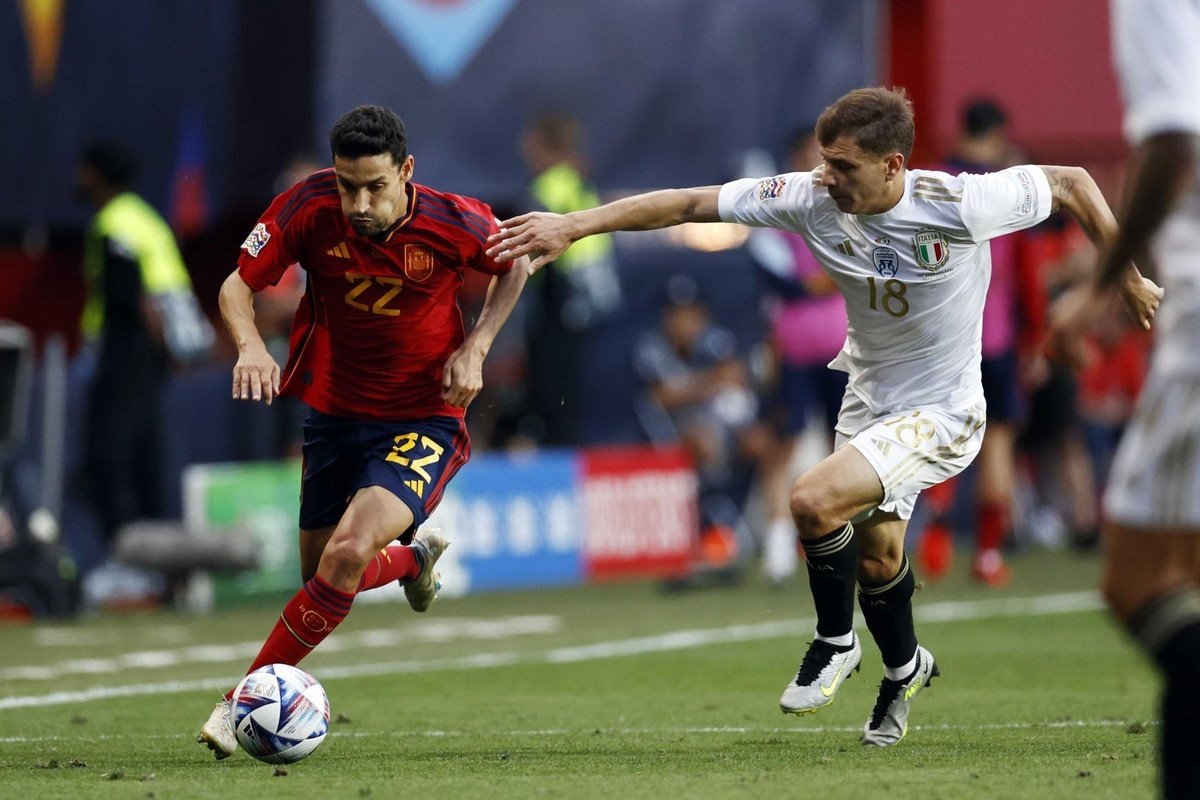 Jesús Navas de España y Nicolo Barella de Italia durante el partido de semifinales de la Liga de Naciones de la UEFA entre España e Italia. EFE