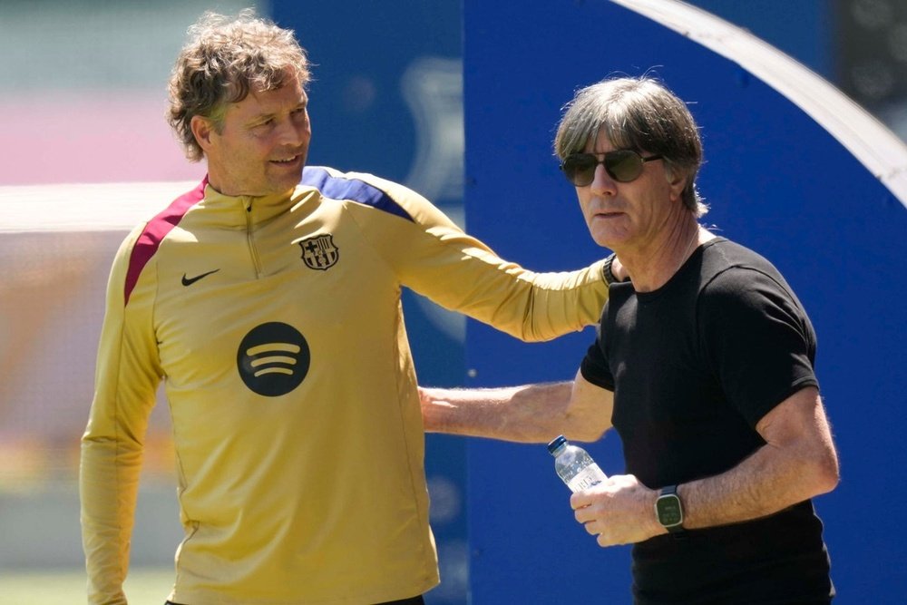 Joachim Low was seen on the pitch greeting players and staff in a relaxed atmosphere. EFE