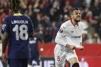 O Sevilla, o 'rei' da Europa League', continua vivo na competição. A equipe do sul da Espanha venceu o Fenerbahçe por 2 a 0 e leva boa vantagem para o duelo de volta na Turquia.