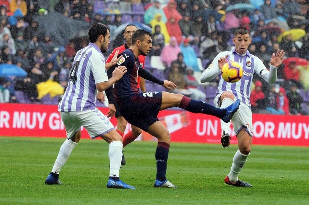 El Valladolid bajó a la tierra tras su gris partido ante el Eibar. EFE
