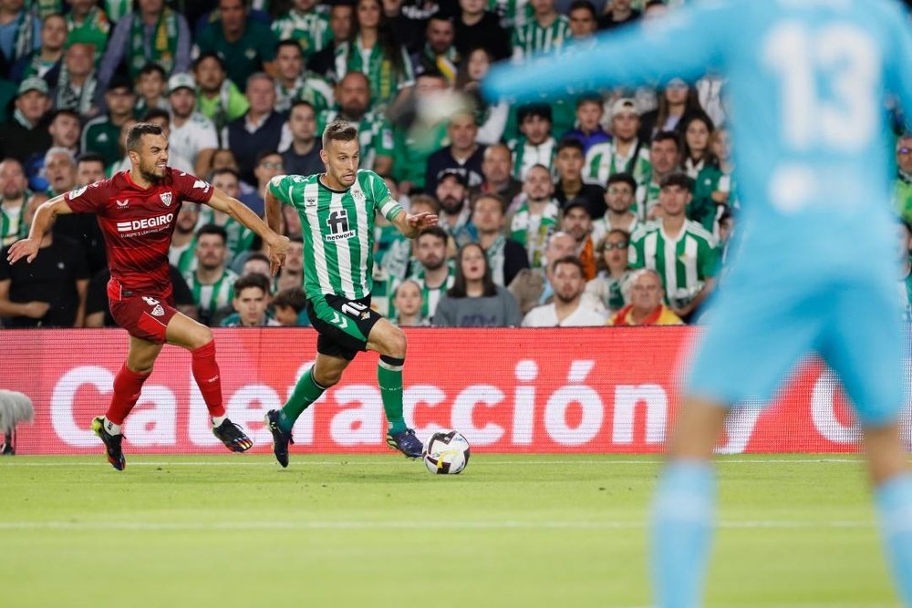 Joan Jordán persigue a Sergio Canales en el Betis-Sevilla, el Gran Derbi, de la Primera División 2022-23. EFE