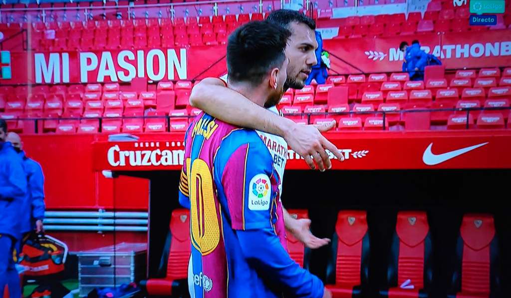 Messi y Joan Jordán se abrazan
