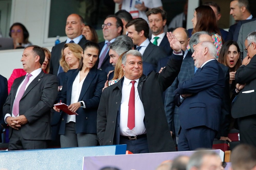 Laporta, Deco and Rafa Yuste met on Friday at Barcelona's training complex. EFE
