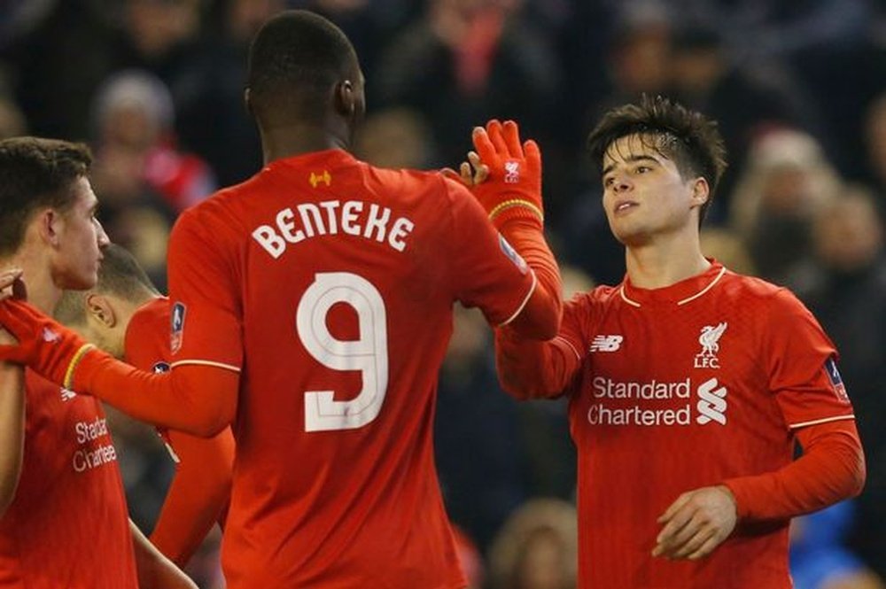 Joao Carlos Teixeira y Benteke, durante un partido con el Liverpool. AFP