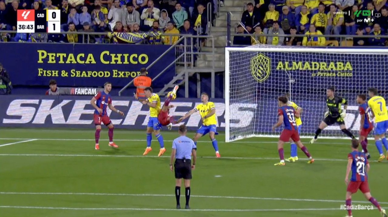 Joao Félix desatascó el partido de chilena. Captura/MovistarLaLiga