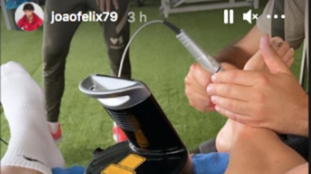 El Atlético mima el tobillo de Joao Félix. Instagram/joaofelix79