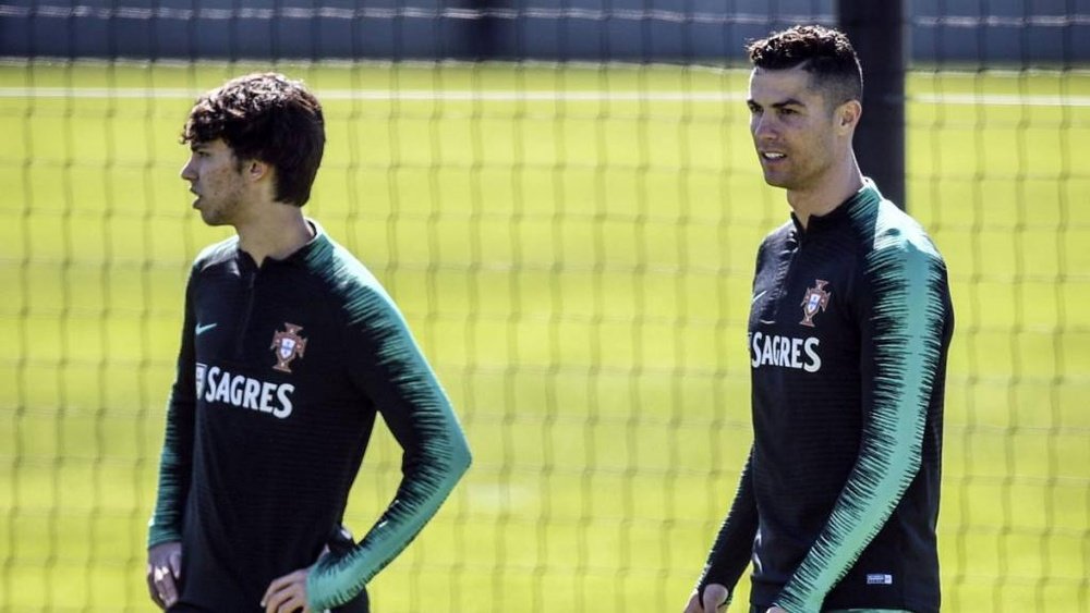 João Félix e Cristiano Ronaldo em treino da seleção portuguesa.AFP/PatriciaDeMeloMoreira