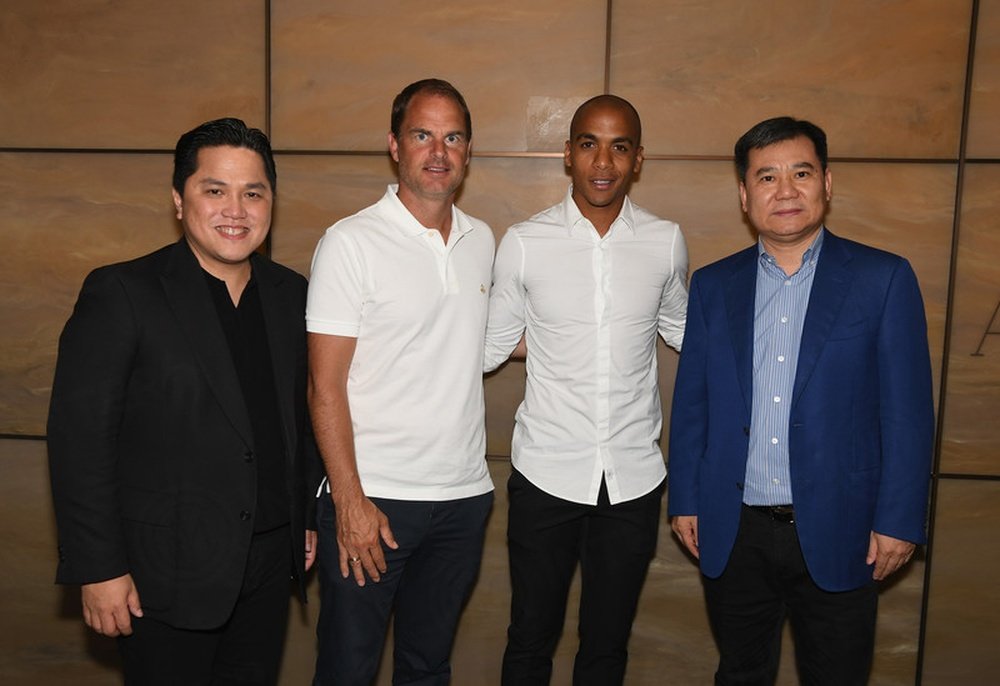 Joao Mario poses with his club's new owners and manager Frank De Boer. Inter