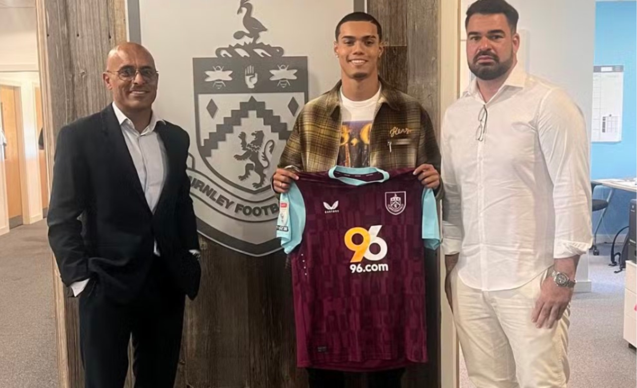 João Mendes, filho de Ronaldinho Gaúcho, assina com o Burnley