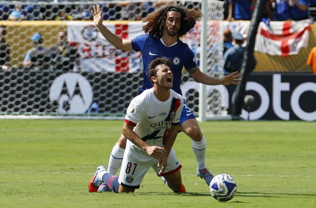 João Neves desfalca final por puxão de cabelo em Cucurella