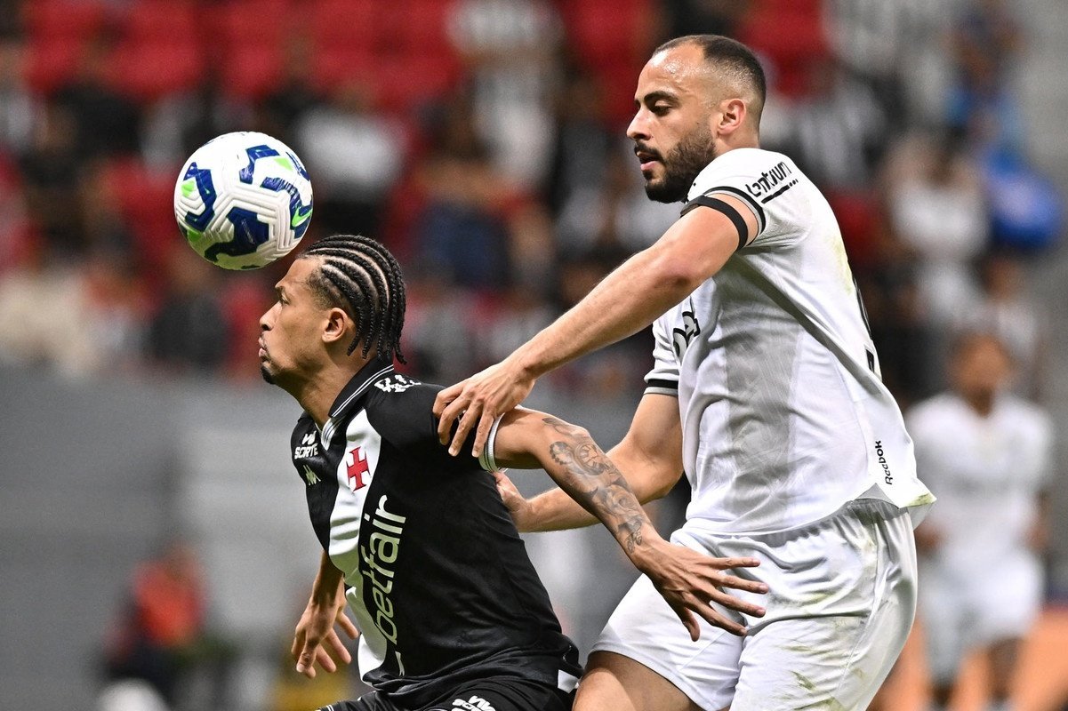 Arthur Cabral abriu o placar para o Botafogo, mas Jair garantiu o empate para o Vasco. A decisão da vaga será no Nilton Santos, após clássico intenso e polêmico em São Januário.