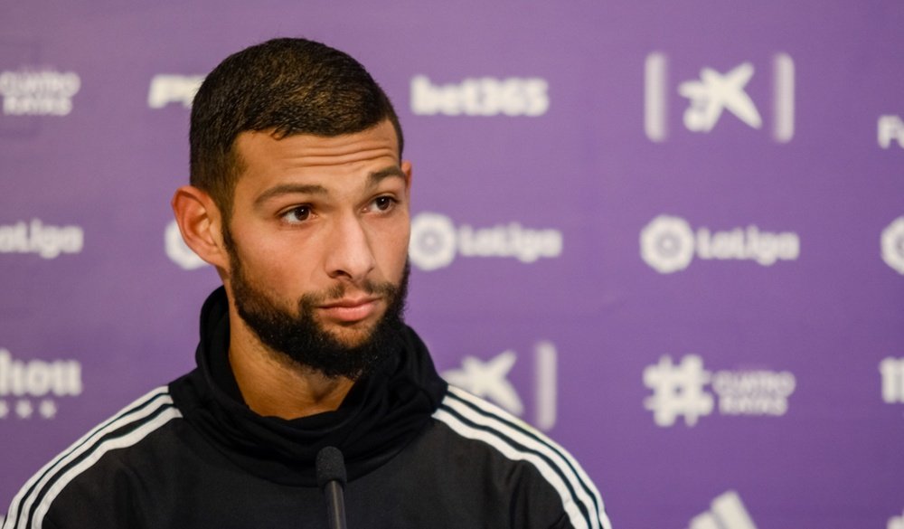Joaquín atendió a los medios tras acabar el entrenamiento en los Anexos. RealValladolid