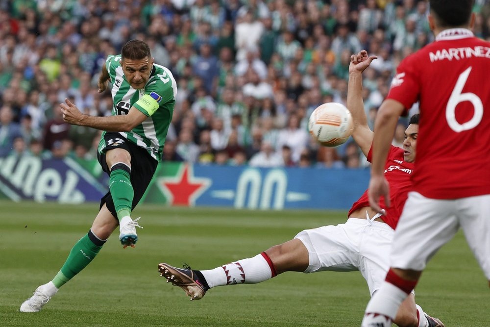 Joaquín chuta en el Real Betis-Manchester United de la Europa League 2022-23. EFE