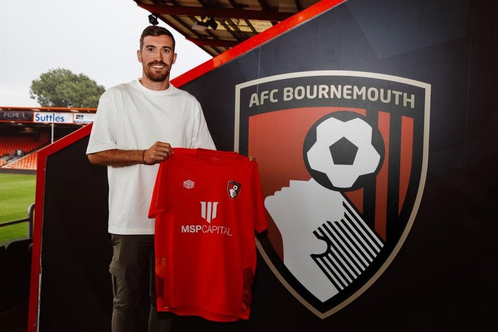 Joe Rothwell faz pose com a camisa do AFC Bournemouth.AFCB