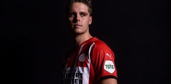 Veerman assina com o PSV até 2026.PSV