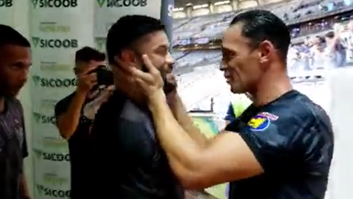 Que moral: jogadores do Atlético-MG fazem fila para cumprimentar Ricardo Oliveira