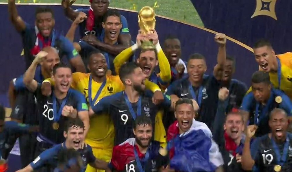Jogadores franceses com o troféu nas mãos. Twitter/GoleadaInfo