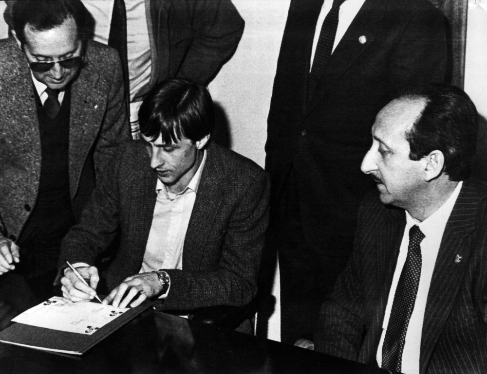 Paco Aznar, presidente en el Levante de la época, convenció a Cruyff de jugar en segunda. EFE