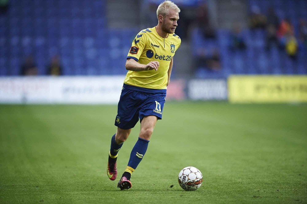 Johan Larsson se metió un gol en propia puerta con un despeje bastante deplorable. Brondby