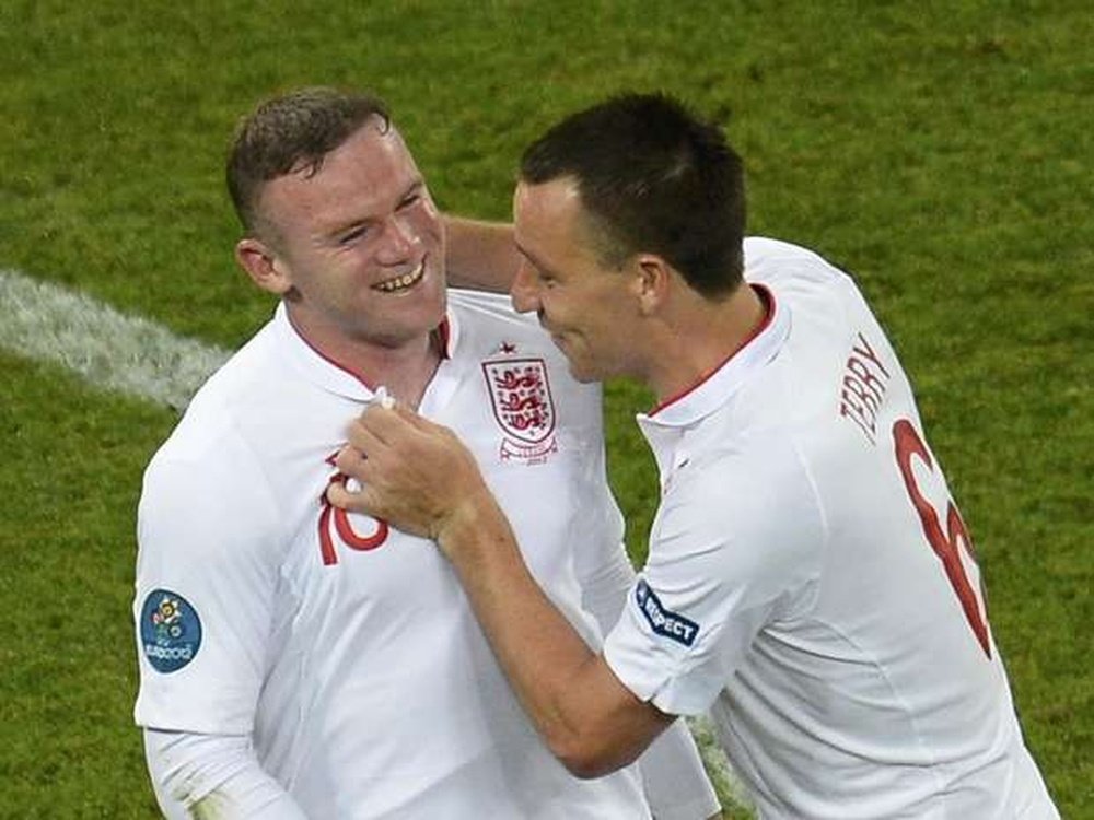John Terry abraza a Wayne Rooney en un partido de la Selección Inglesa. EFE