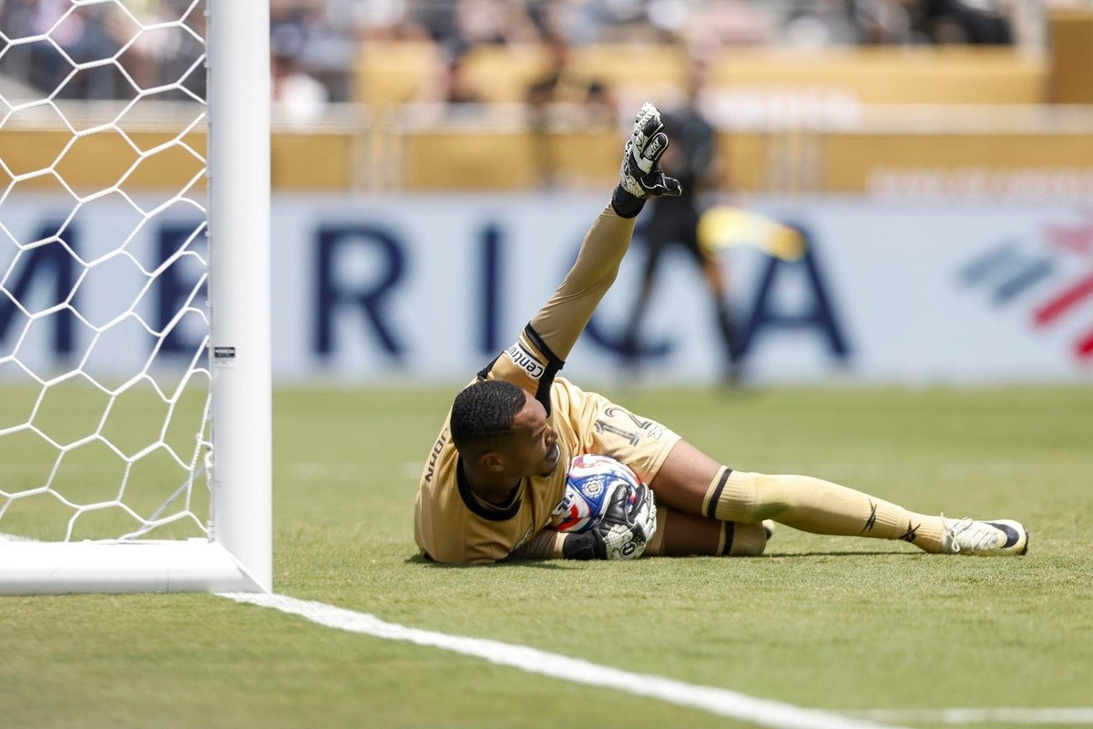 West Ham have lodged a formal bid worth €8 million to secure the signing of Brazilian goalkeeper John Victor from Botafogo.