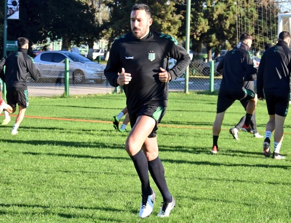 El futbolista argentino estará de baja por un tiempo indefinido. Twitter/CAB_Oficial