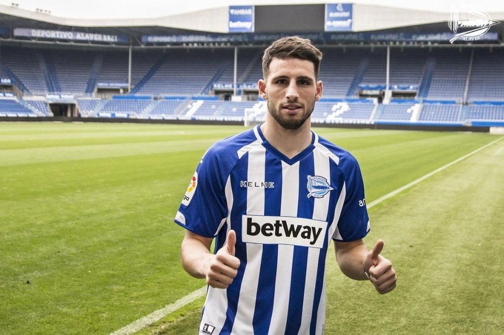 Calleri podría cubrir la baja de Bastón. DeportivoAlaves