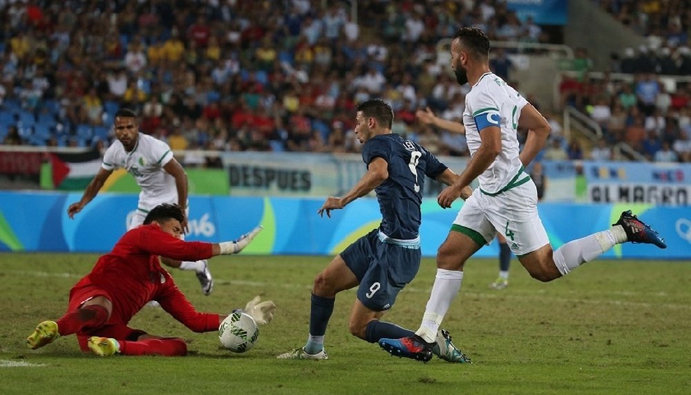 Jonathan Calleri trata de superar al guardameta argelino Chaal en el partido que enfrentó a los combinados olímpicos de Argentina y Argelia en la segunda jornada de los Juegos de Río. AFA
