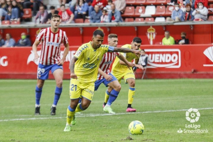 Jonathan Viera, momentos antes de lanzar el penalti en el Sporting-Las Palmas. LaLiga