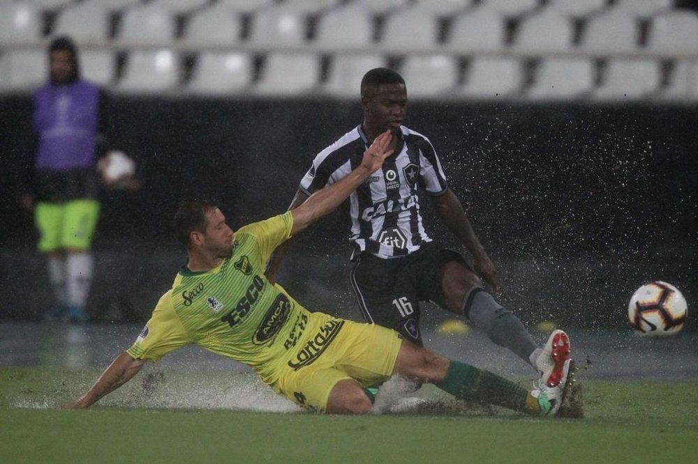 El estado del campo impidió el buen juego. Twitter/Botafogo