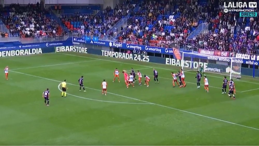 ¡El portero del Eibar empató con un cabezazo de espaldas! Captura/Movistar+