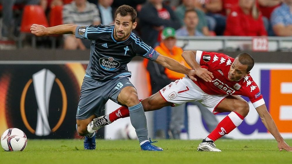 Jonny pelea por un balón con Dossevi, en el Standard-Celta de la primera jornada de la Europa League 2016-17. UEFA