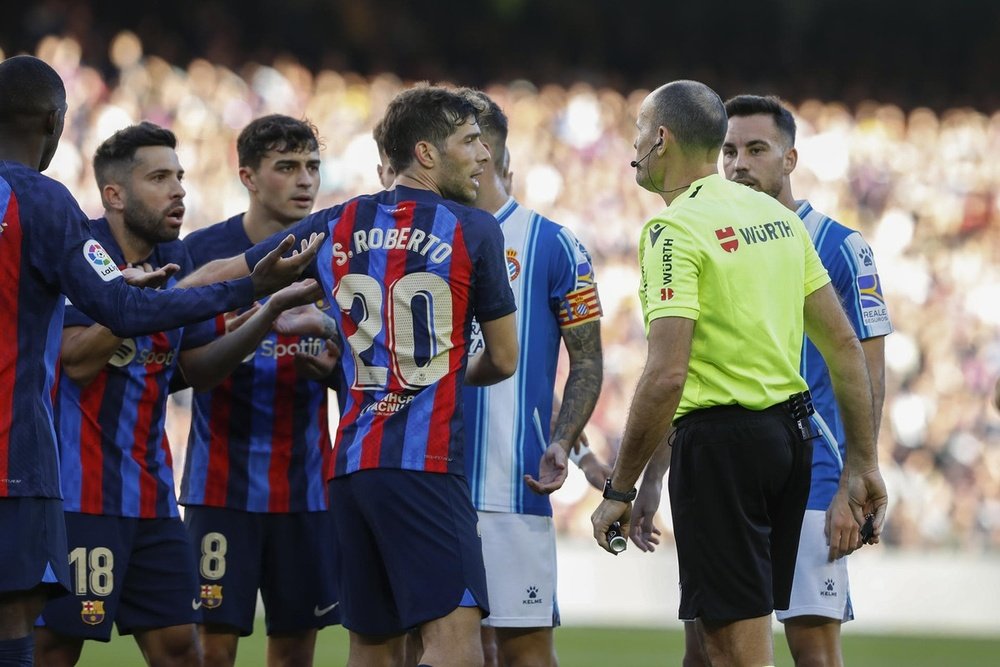 O Barça complica um derbi que estava ganho. EFE