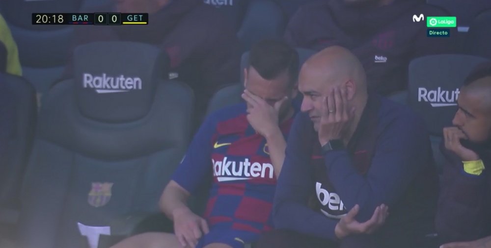 Jordi Alba, defeated on the bench after possible injury. Screnshot/MovistarLaLiga