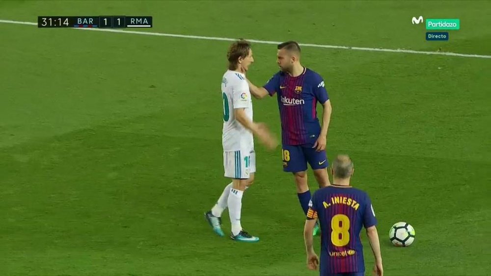 Alba attrape Modric par le cou. Twitter