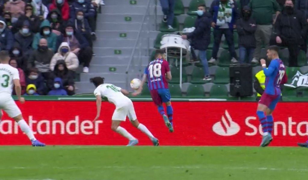 Controversy at the end of Elche v Barca. Screenshot/Movistar