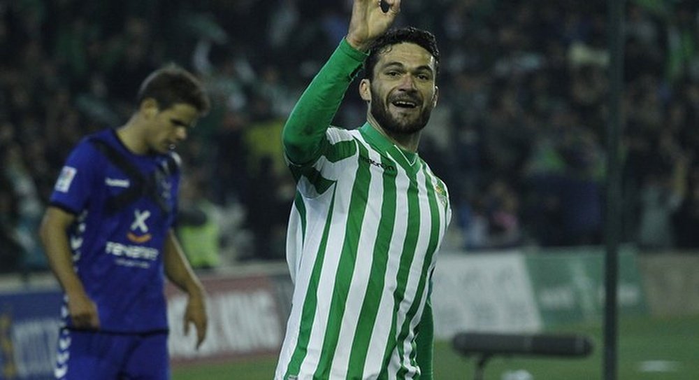 Jorge Molina celebra un tanto con el Betis en un partido ante el Tenerife. RealBetisBalompié