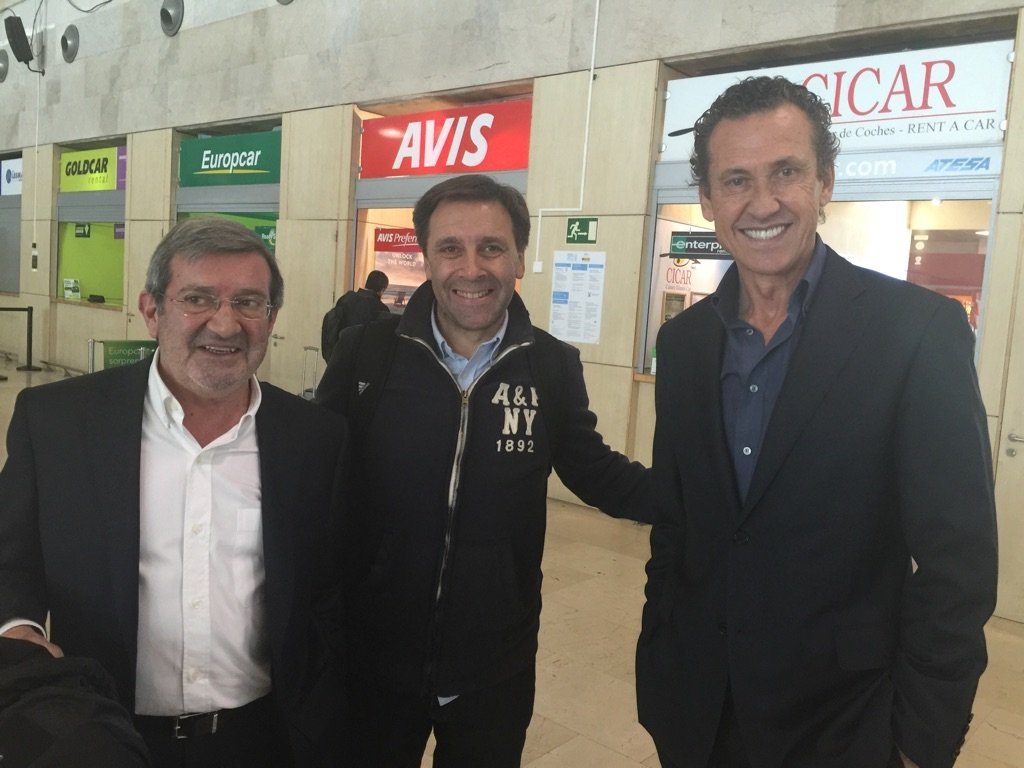 Jorge Valdano (d), Felipe Miñambres (c) y Santiago Llorente, a su llegada al aeropuerto de Tenerife. Twitter