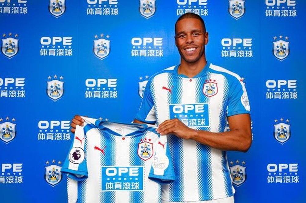 Jorgensen posa con la camiseta del Huddersfield. HTAFC