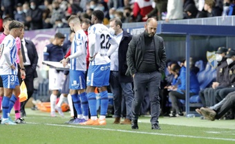 José Alberto López se lamenta durante el Málaga 0-5 UD Ibiza de la Segunda División 2021-22. Marilú Báez