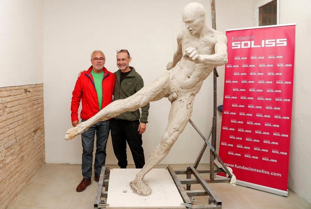 La escultura de Iniesta, casi acabada. Twitter/FundacionSoliss