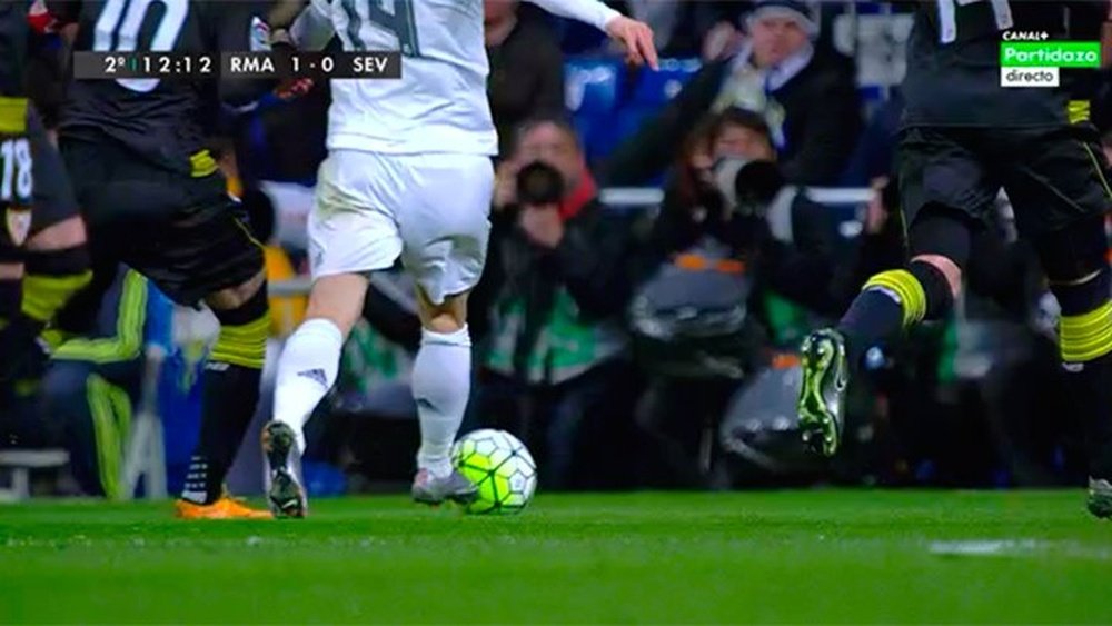 Piqué se calentó tras el penalti a Modric y criticó al árbitro en Twitter. Canal+ Partidazo
