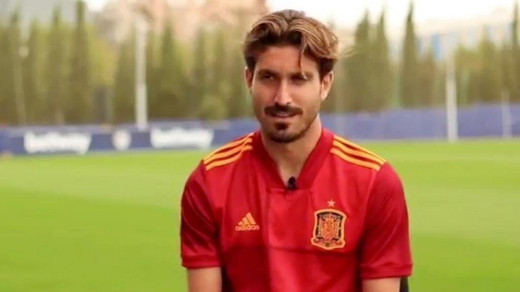 José Campaña, atendiendo a los medios del Levante con la camiseta de España. Captura/UDLevante