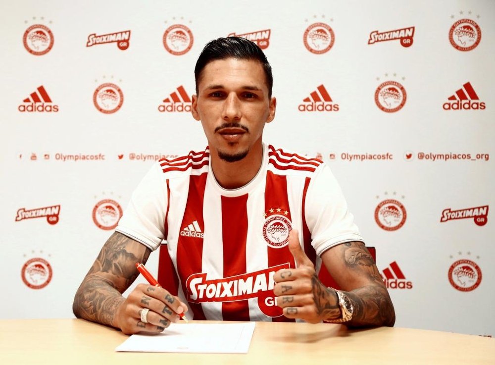 Holebas has moved to Greece. Twitter/olympiacosfc